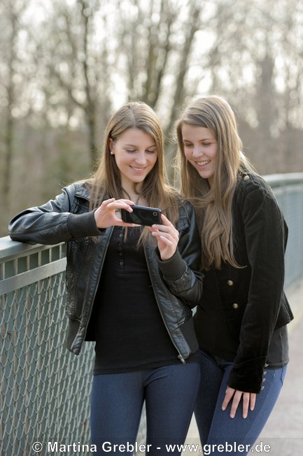 Freundinnen mit Smartphone