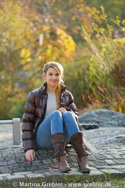 Frau mit Skinny Jeans und dicker Jacke im Herbst