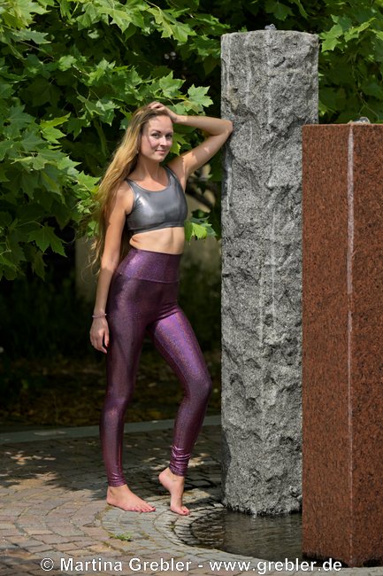 Metallich glänzende Leggings mit bauchfreim Top