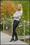 Frau mit beschichteter Leggings im Herbst