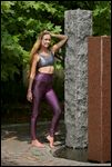 Metallich glänzende Leggings mit bauchfreim Top