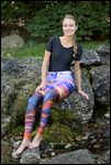 Bunte Leggings mit "Space-Druck" zusammen mit Glanz-Body - Sicherlich eine ungewöhnliche und etwas gewagte Kombination.