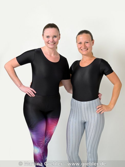 Leggings und Glanz-Body (Gymnastikanzug), eine sicherlich ungewöhnliche und gewagte Kombination. 